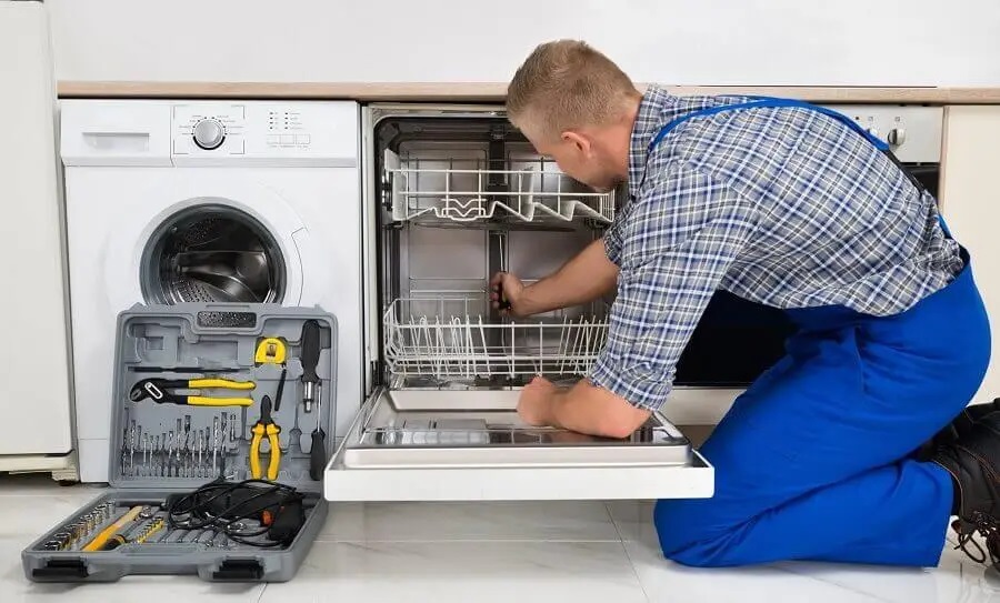 Etimesgut Toshiba servisi teknisyen ekibi beyaz eşya tamiri yaparken